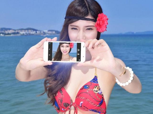 Ngam “tien nu bikini” tao dang cung smartphone-Hinh-3