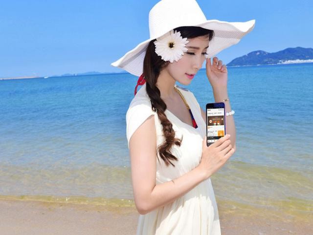 Ngam “tien nu bikini” tao dang cung smartphone