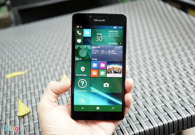 Can canh dien thoai Microsoft Lumia 950 vua “cap ben” Sai Gon