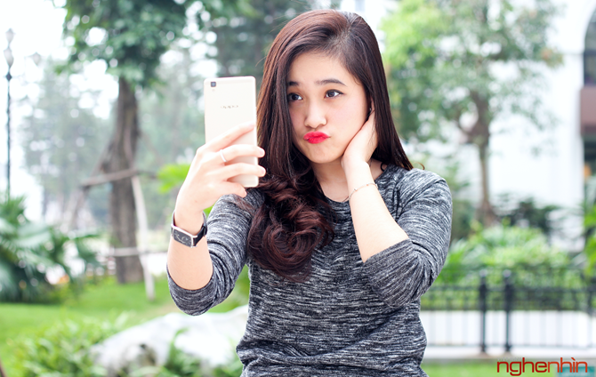 Ngam nu sinh quyen ru cam dien thoai Oppo R7s vang kim-Hinh-4