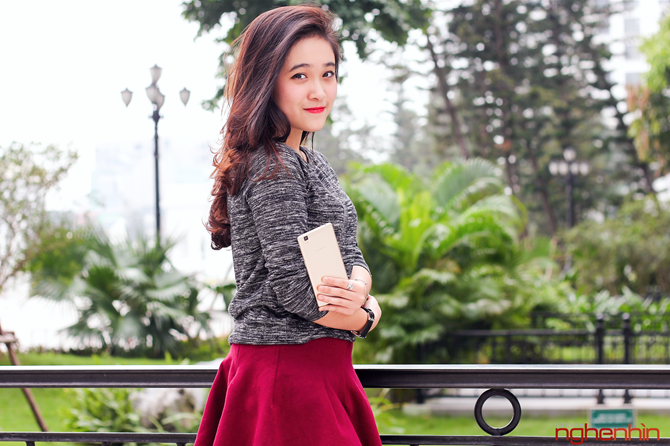 Ngam nu sinh quyen ru cam dien thoai Oppo R7s vang kim-Hinh-5