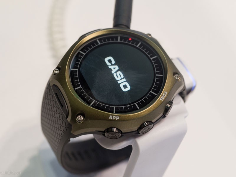 Tren tay chiec smartwatch sieu ben Casio WSD-F10-Hinh-13