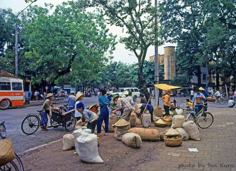 Loat anh cuc doc moi cong bo ve Ha Noi nam 1990-Hinh-6