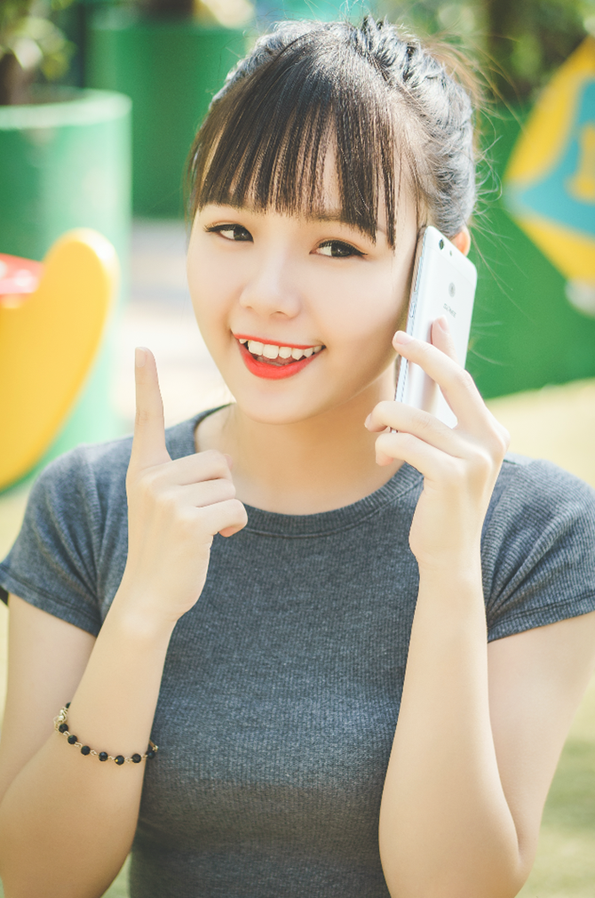 Ngam hot girl 'tren tay' dien thoai Gionee M5 mini gia re-Hinh-7