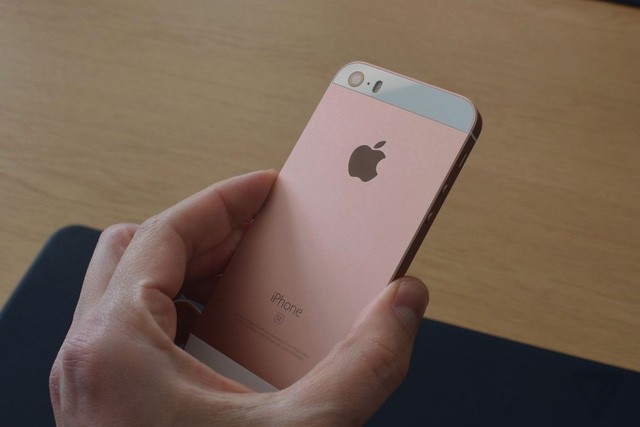 Tren tay dien thoai iPhone SE phien ban Rose Gold-Hinh-2