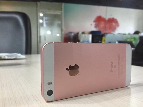 Soi iPhone SE vang hong “chinh hang” o VN-Hinh-6