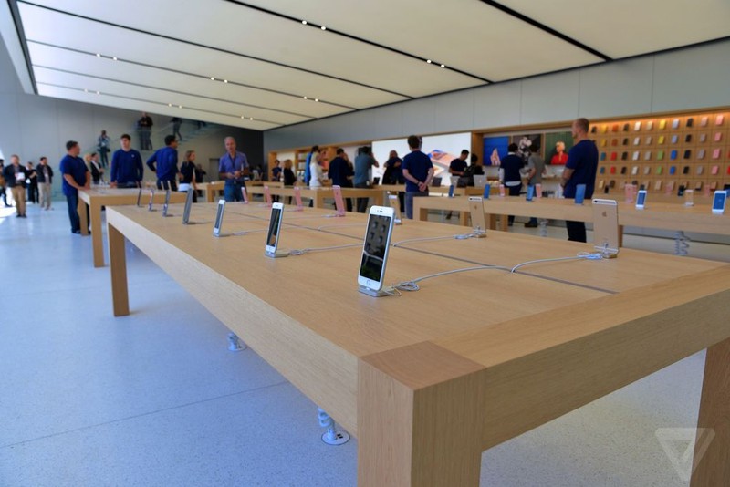 Ngam dien mao moi cua cua hang Apple Store sau 15 nam-Hinh-13