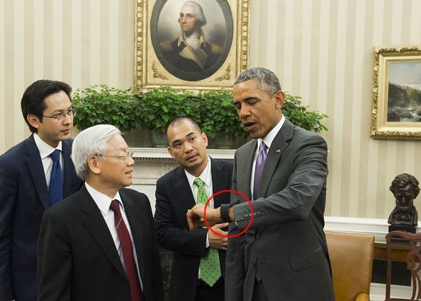 Tong thong My Obama dung smartwatch gi?