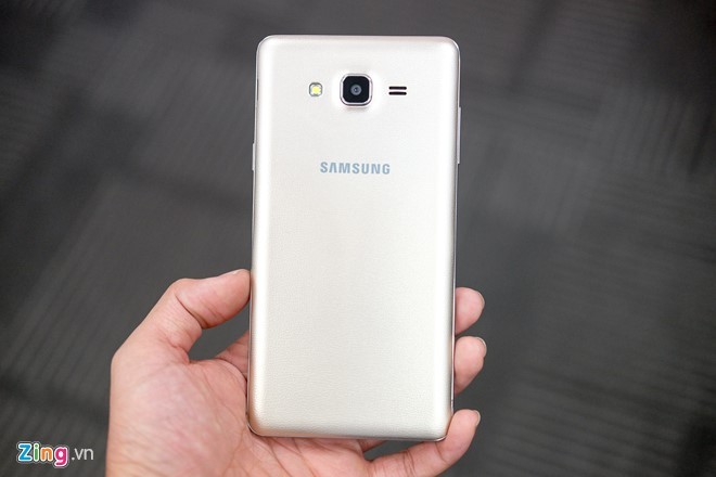 Tren tay dien thoai Samsung Galaxy On7 vua len ke-Hinh-5