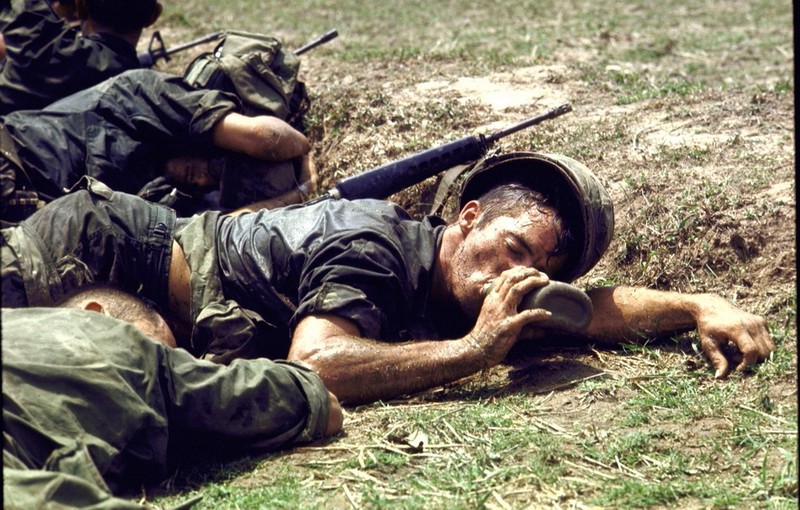 Loat anh mau gay soc ve chien tranh Viet Nam cua Larry Burrows-Hinh-12