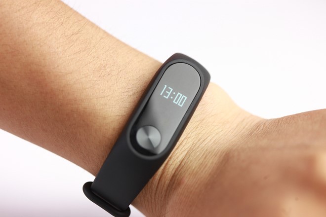 Can canh vong deo tay Xiaomi Mi Band 2 vua ve VN