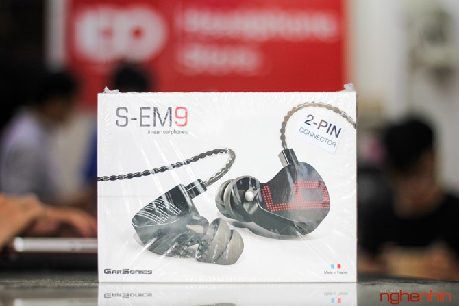 Khui hop tai nghe Earsonics S-EM9 gia 38 trieu