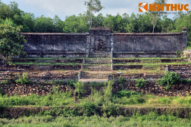 Kham pha lang mo cuc ky hoanh trang cua vua Gia Long-Hinh-16