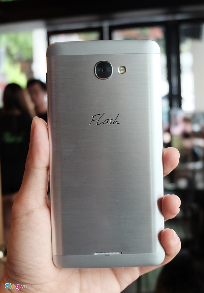 Can canh dien thoai Alcatel Flash Plus 2 o Viet Nam