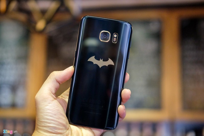 Mo hop dien thoai Samsung Galaxy S7 edge ban Batman chinh hang-Hinh-7