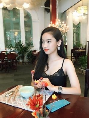 Hotgirl Thuy Vi tran tinh viec hanh xu du con voi nguoi gia