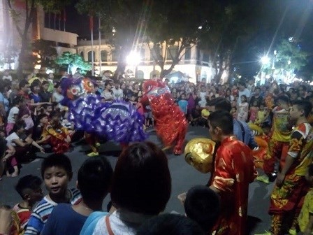 Nguoi dan noi ve 'diem cong', 'diem tru' tren pho di bo Ho Guom-Hinh-2