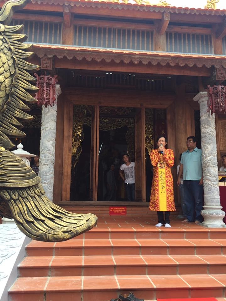 Nghệ sĩ Hoài Linh đứng trước cửa nhà thờ Tổ nghiệp.