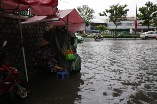 Mua lon duong vao san bay Tan Son Nhat lai ngap-Hinh-6