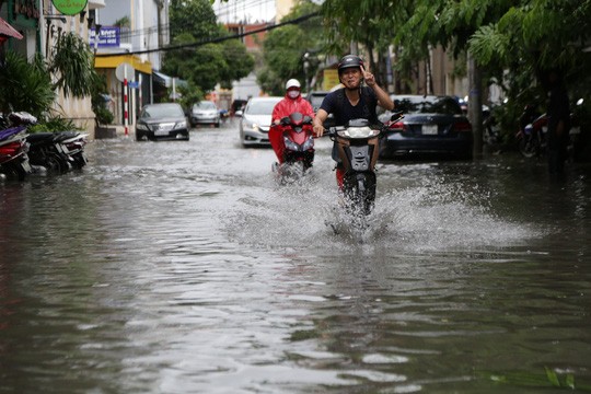 Mua lon duong vao san bay Tan Son Nhat lai ngap