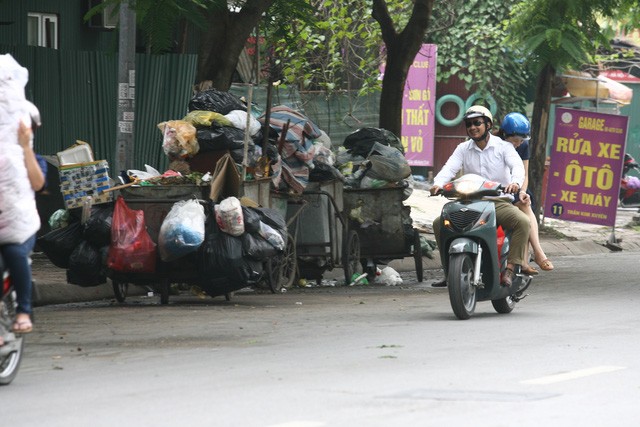 Điểm tập kết rác thải khá lớn trên phố Trần Kim Xuyến.