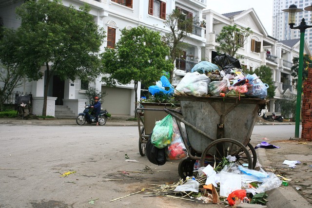 Cần nâng cao ý thức của người dân trong việc xử lý rác thải.