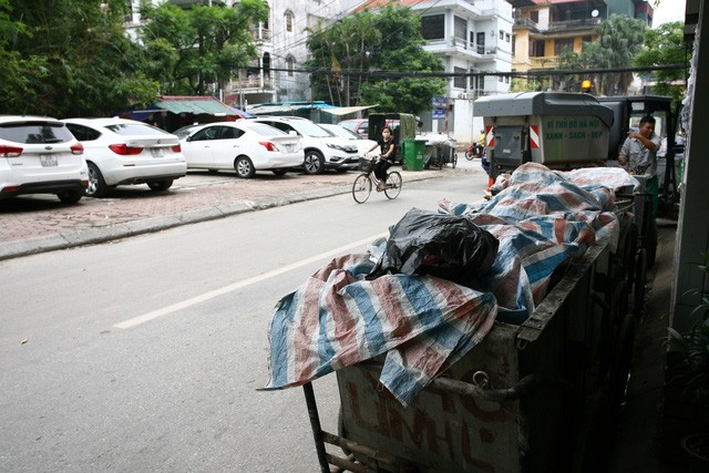 Các xe rác được che kín trên phố Phan Kế Bính nhưng vẫn bốc mùi hôi thối.