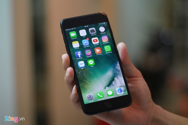 Anh iPhone 7 Plus Jet Black vua ve VN, gia 36 trieu dong-Hinh-4
