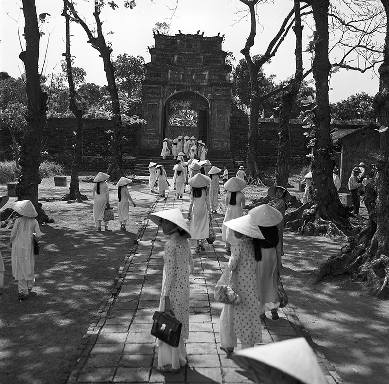 Anh de doi ve xu Hue dau thap nien 1950 qua ong kinh Tay