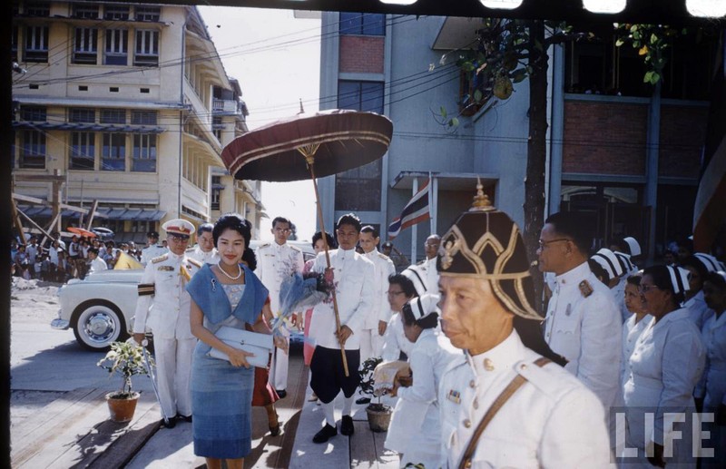 Anh hiem: Quoc vuong Thai Lan thoi tre tren tap chi Life (2)-Hinh-3