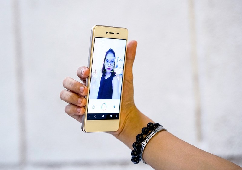 Dap hop LAI Yuna X: Smartphone voi nut selfie chuyen biet-Hinh-6