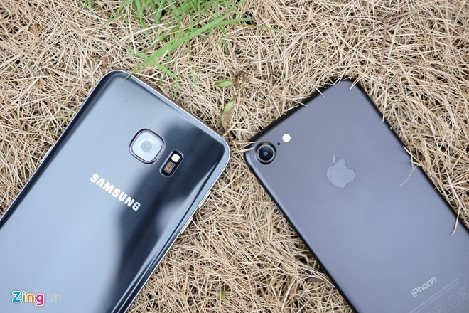 Xem phien ban mau den cua Galaxy S7 edge va iPhone 7 do dang-Hinh-10