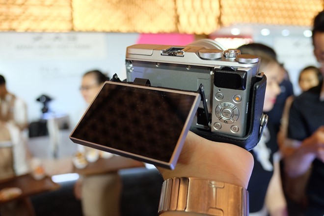 Tren tay may anh Fujifilm X-A3 co man hinh lat chup selfie-Hinh-5