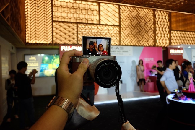 Tren tay may anh Fujifilm X-A3 co man hinh lat chup selfie-Hinh-7
