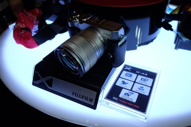 Tren tay may anh Fujifilm X-A3 co man hinh lat chup selfie
