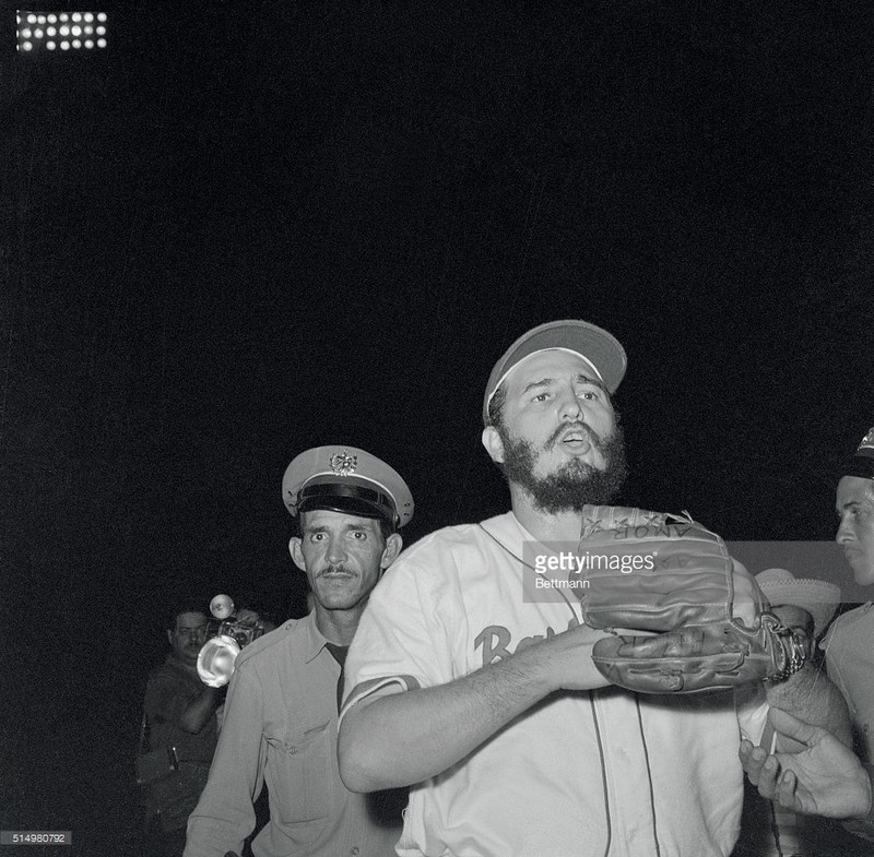 Anh hiem: Lanh tu Fidel Castro tren san bong chay-Hinh-2