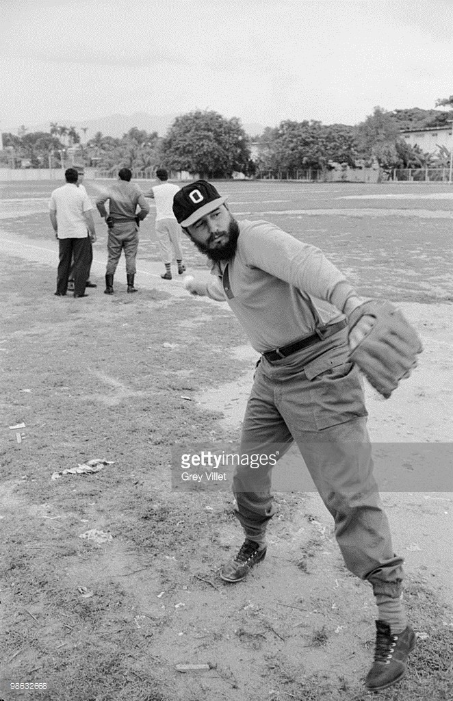 Anh hiem: Lanh tu Fidel Castro tren san bong chay-Hinh-7