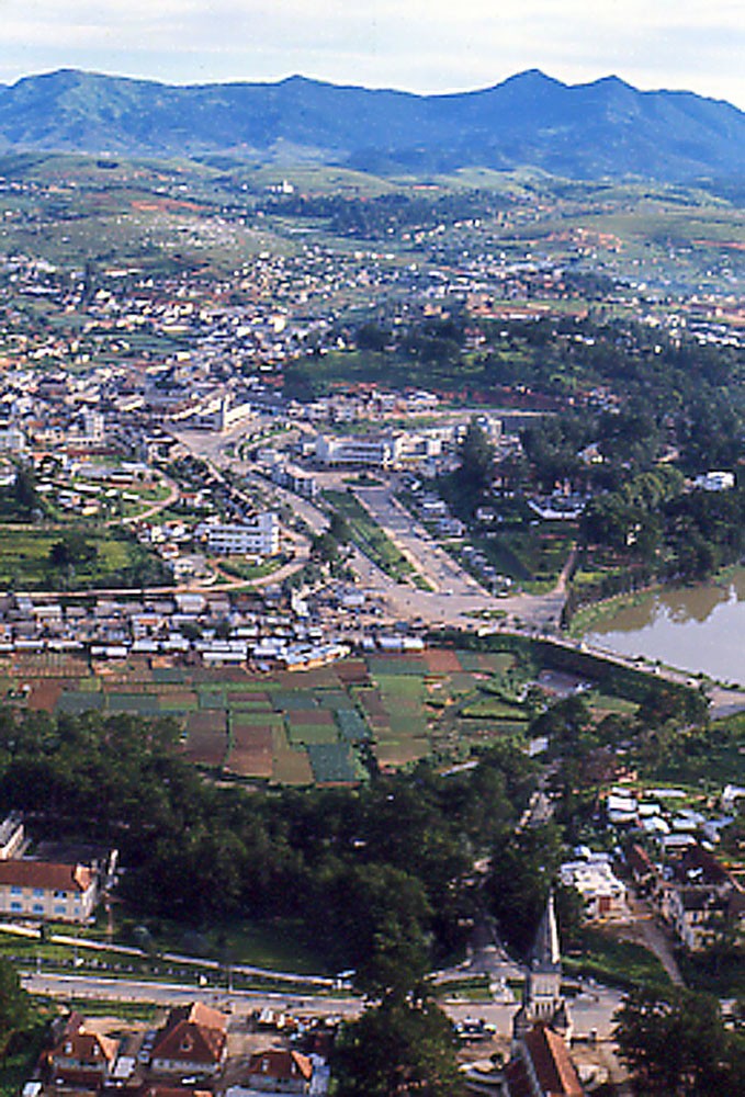 Loat anh tuyet dep ve Da Lat truoc 1975 nhin tu may bay