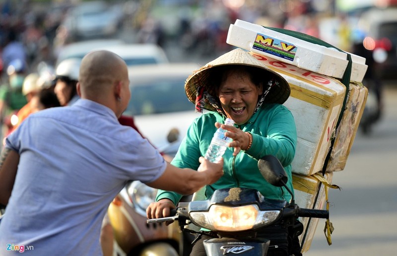 Tuyen duong an uong mien phi ngay ram o Binh Duong-Hinh-4