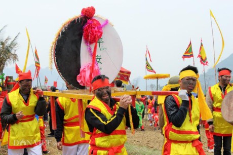 Du khach dua nhau so “cua quy” lay may trong le hoi Na Nhem-Hinh-4