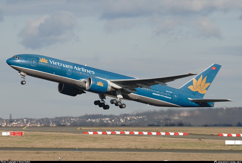 Ong lon Vietnam Airlines ban bot may bay de tra no?