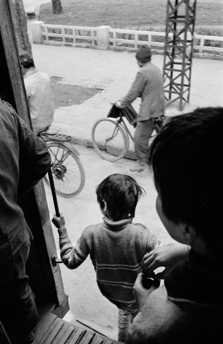 Boi hoi ngam Ha Noi nam 1990 trong anh cua John Vink (1)-Hinh-10