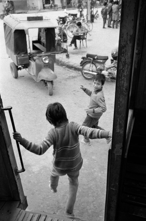 Boi hoi ngam Ha Noi nam 1990 trong anh cua John Vink (1)-Hinh-11