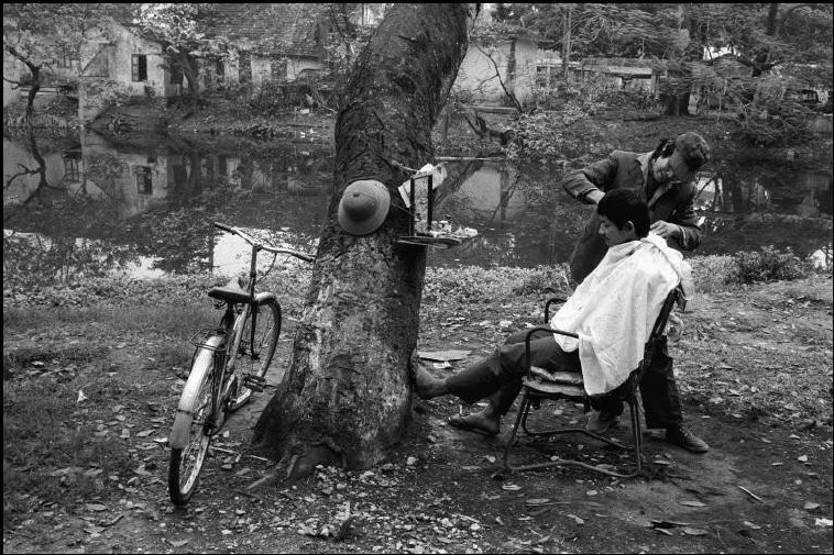 Boi hoi ngam Ha Noi nam 1990 trong anh cua John Vink (1)-Hinh-14