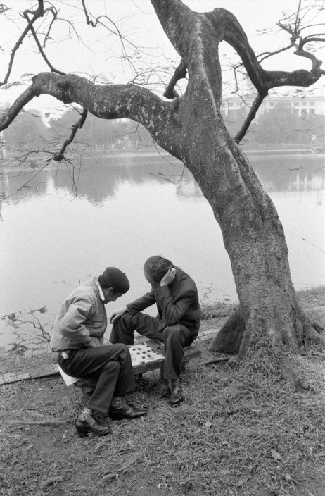 Boi hoi ngam Ha Noi nam 1990 trong anh cua John Vink (1)-Hinh-16