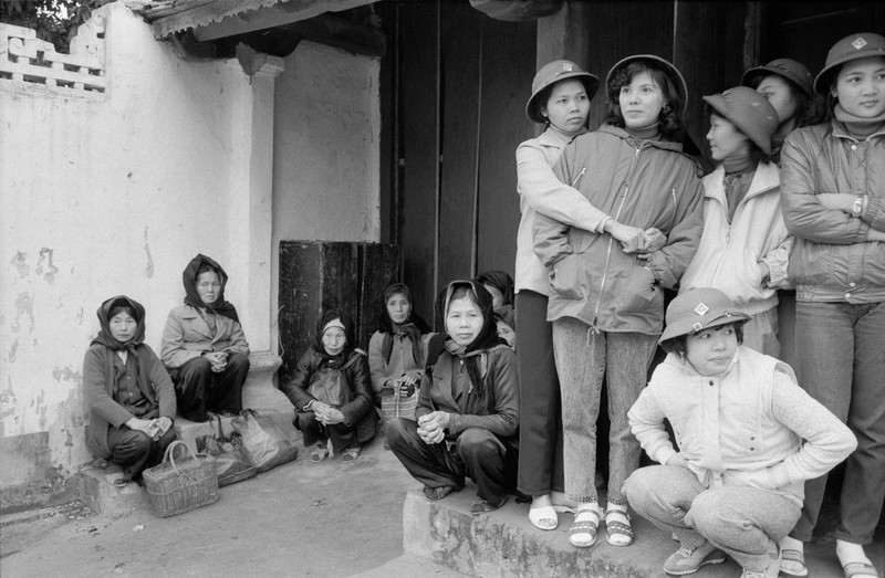 Boi hoi ngam Ha Noi nam 1990 trong anh cua John Vink (1)-Hinh-19