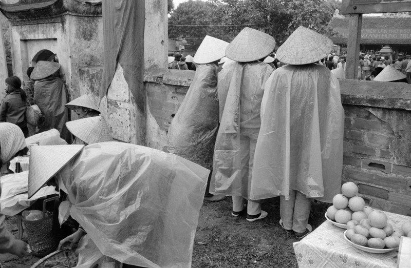 Boi hoi ngam Ha Noi nam 1990 trong anh cua John Vink (1)-Hinh-21