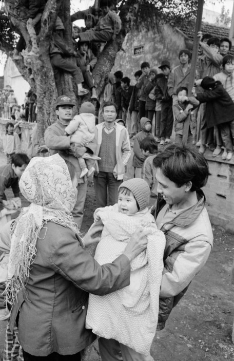 Boi hoi ngam Ha Noi nam 1990 trong anh cua John Vink (1)-Hinh-23