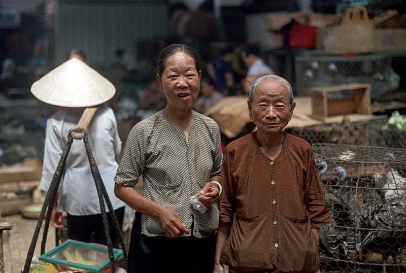 Loat anh doc ben trong cho Ben Thanh nam 1973 (1)-Hinh-2