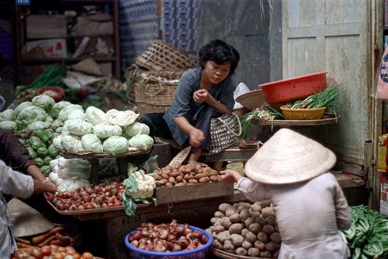 Loat anh doc ben trong cho Ben Thanh nam 1973 (2)-Hinh-12